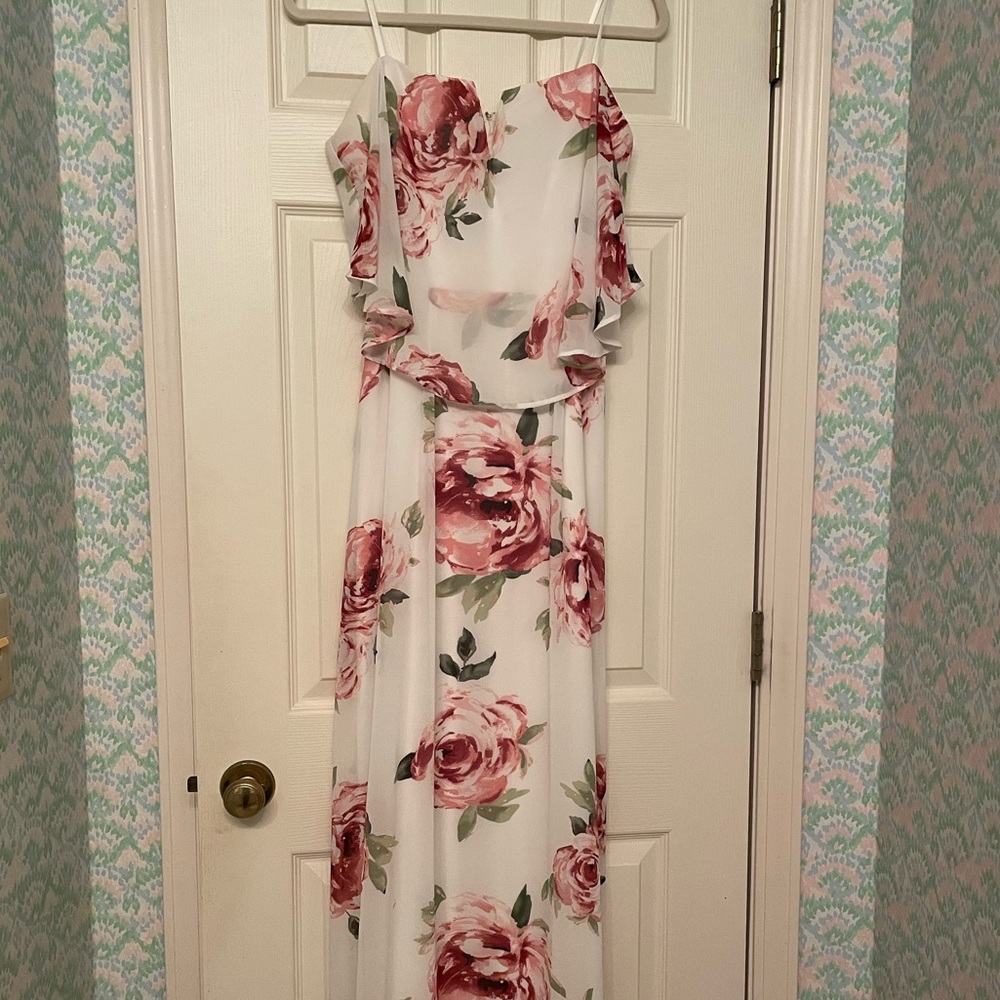 White floor-length sleeve-less dress
